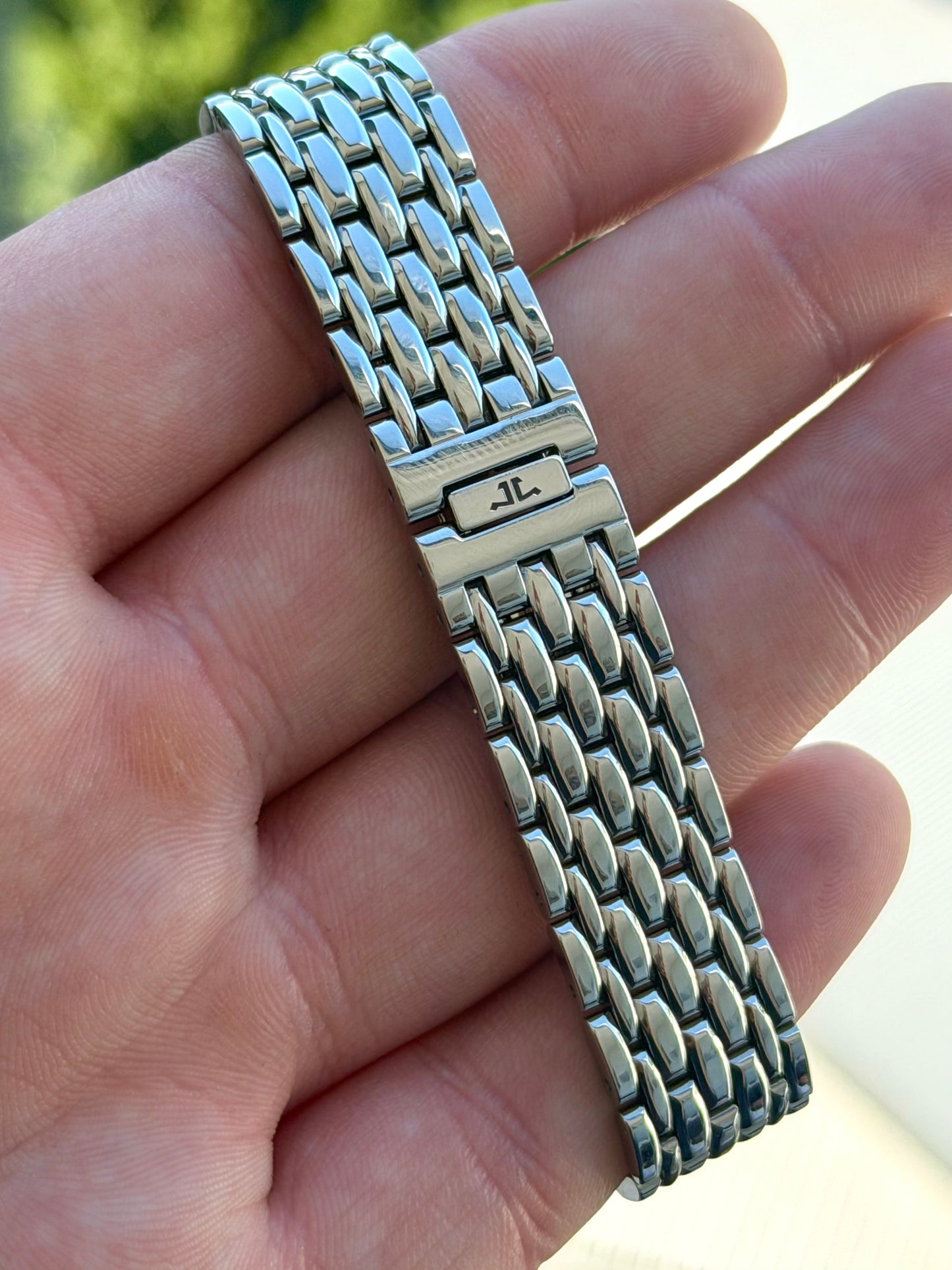 Jaeger-LeCoultre Reverso Classique on Bracelet 252.8.86 with Box